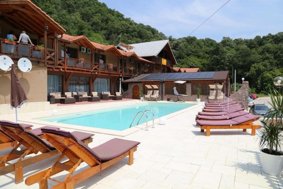 Pensiunea Deian Moldova Noua Exterior foto